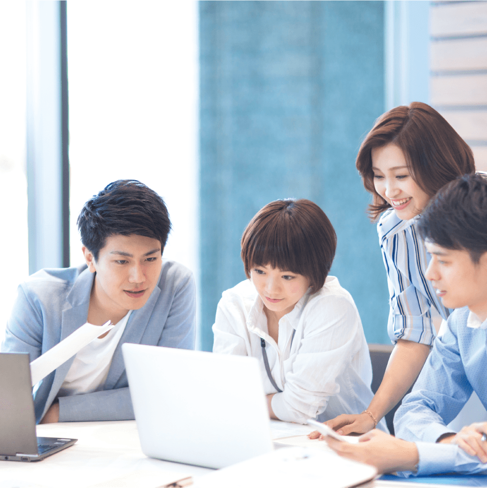 社内で人が集まっているイメージ図